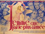 une vieille affiche de cinéma représentant une femme en robe, entourée d'autres personnes