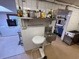 une petite cuisine équipée d'un évier et d'un WC