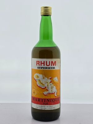 une bouteille de rhum posée sur une table