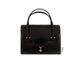 un sac à main en cuir de crocodile noir avec des finitions dorées