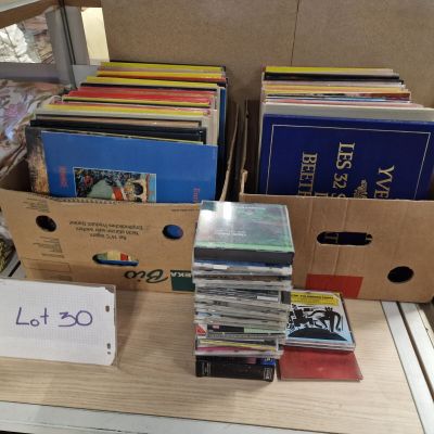 beaucoup de CD et des CD dans une boîte posée sur une table