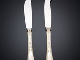 paire de couteaux à fromage en métal argenté, ornés de motifs floraux