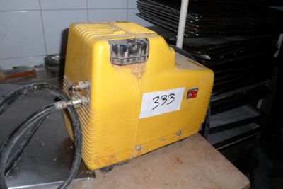 une machine jaune posée sur une table