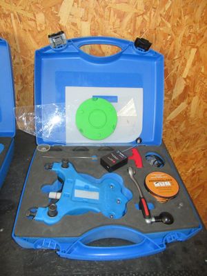 une mallette bleue contenant des outils, posée sur une table