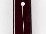 une image représentant une broche ornée d'une perle, dans une boîte