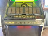 un juke-box posé sur un parquet