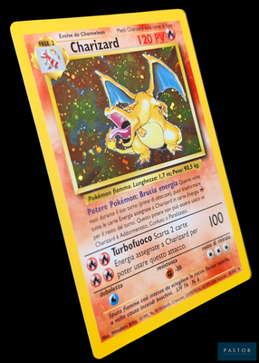une carte Pokémon jaune sur laquelle figure l'image d'un dragon