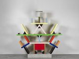 une photo d'une bibliothèque multicolore dans une pièce