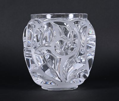 un vase en verre transparent orné d'un motif floral
