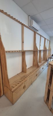 un long banc en bois au milieu d'une pièce