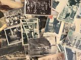 une pile de vieilles photos d'hommes et de femmes
