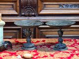 deux bougies posées sur une nappe rouge
