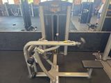 une machine qui se trouve au milieu d'une salle de sport