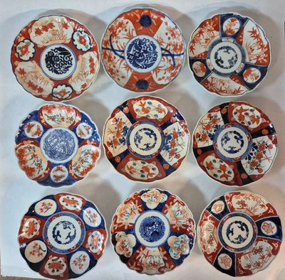 JAPON, XIX° Suite de neuf assiettes en porcelaine à bords po…