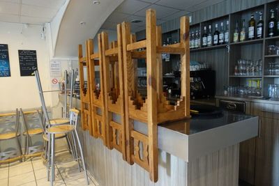 un bar avec plusieurs chaises en bois à l'intérieur