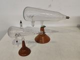 deux bouteilles de vin posées sur une table
