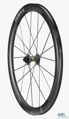 un gros plan d'une roue de vélo sur fond blanc