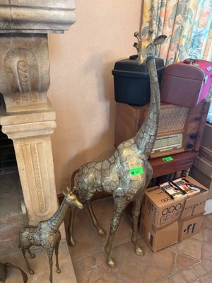 statue représentant une girafe et son petit devant une cheminée
