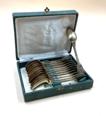 un service d'argenterie dans un coffret bleu contenant des cuillères