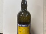 une bouteille de vin posée sur une table