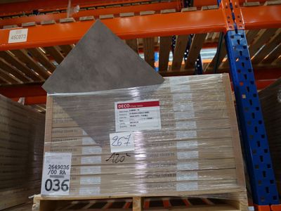 une palette chargée de nombreux cartons dans un entrepôt