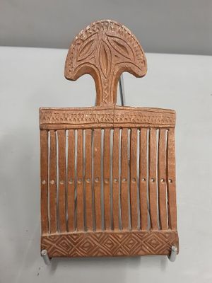 une image représentant un peigne en bois orné d'un motif décoratif