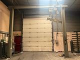 une photo d'un garage dont la porte est ouverte