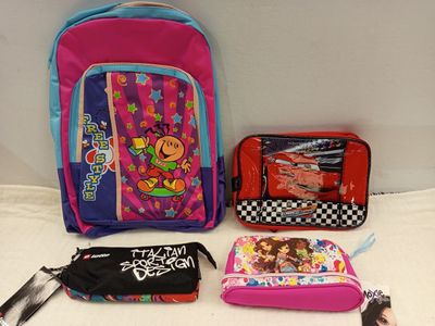 un sac à dos, un sac-repas, une trousse et d'autres objets posés sur une table