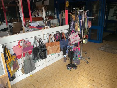 de nombreux sacs accrochés au mur du magasin