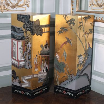 deux grands vases ornés de motifs asiatiques