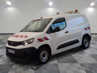 la photo d'une camionnette blanche garée dans une pièce
