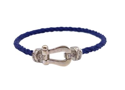 un gros plan d'un bracelet muni d'un fermoir, sur fond blanc