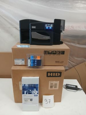 trois boîtes empilées les unes sur les autres, avec une imprimante posée dessus