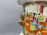 un vase avec un tableau posé sur une table