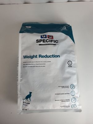 un gros plan sur un sac de croquettes pour chat posé sur une table