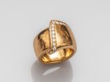 une bague en or avec des diamants sur fond blanc