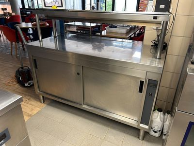 un grand plan de travail en acier inoxydable dans la cuisine d'un restaurant