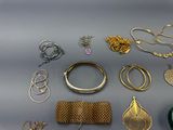 de nombreux types de bijoux sur la table