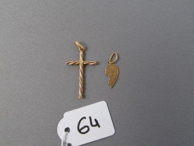 une petite croix en or et une petite feuille en or sur une étiquette
