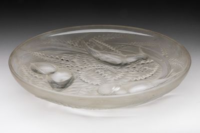 un saladier en verre orné d'un motif de poisson
