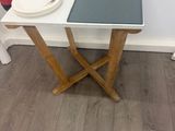 une petite table sur laquelle se trouve un bol, dans un coin de la pièce