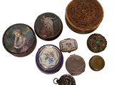 un grand nombre d'objets différents posés sur une table