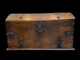 un coffre en bois orné de décorations métalliques