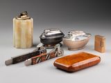 plusieurs types d'objets en argent, notamment un briquet, un étui à briquet et un briquet