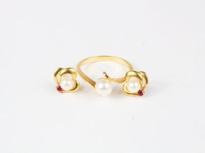 Paire de clous d'oreilles et bague en or, perles de culture,…