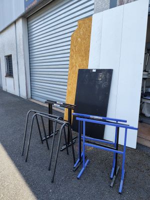 deux chaises et une table devant une porte de garage