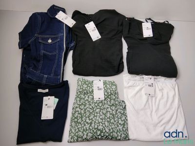 quatre paires de vêtements pour homme disposées sur une table