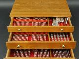une boîte en bois remplie d'argenterie, posée sur une table