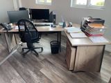 un bureau avec une chaise et un ordinateur dessus