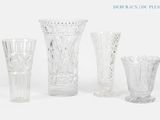 trois vases en verre transparent posés l'un à côté de l'autre sur une surface blanche